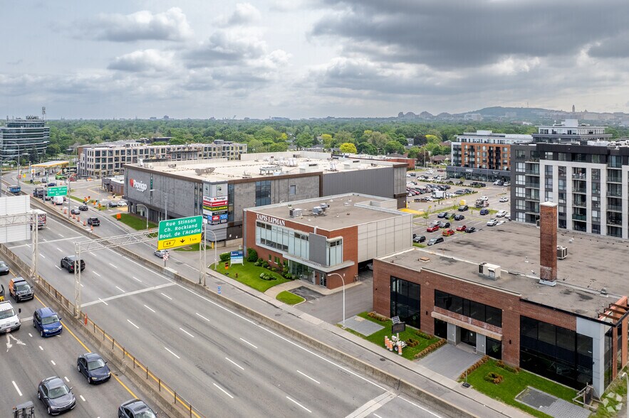 More Photos Of 4240 Ch de la Côte-de-Liesse, Mt Royal Freestanding For Sale