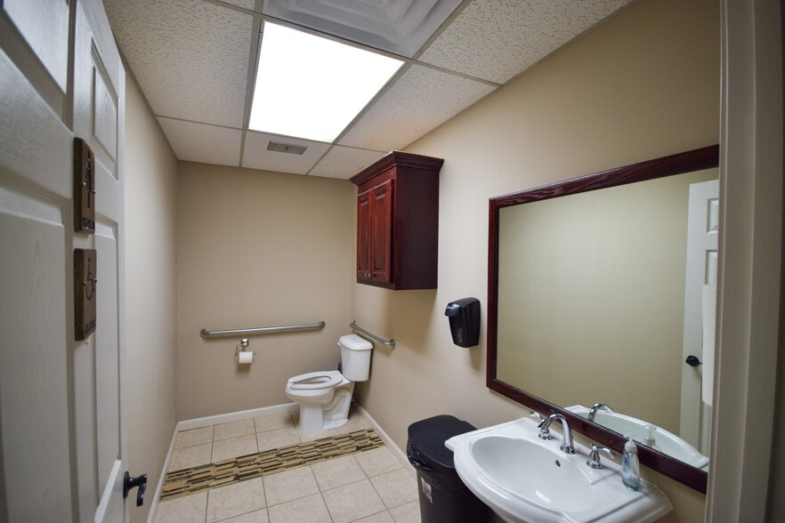 More Photos Of 137 Shadow Oaks Dr, North Little Rock Office For Sale