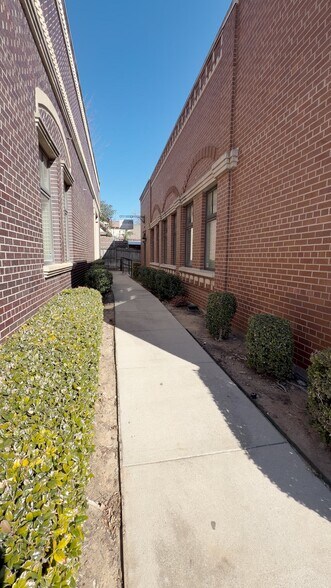 More Photos Of 118 Lynn Ave, Lewisville Office For Sale