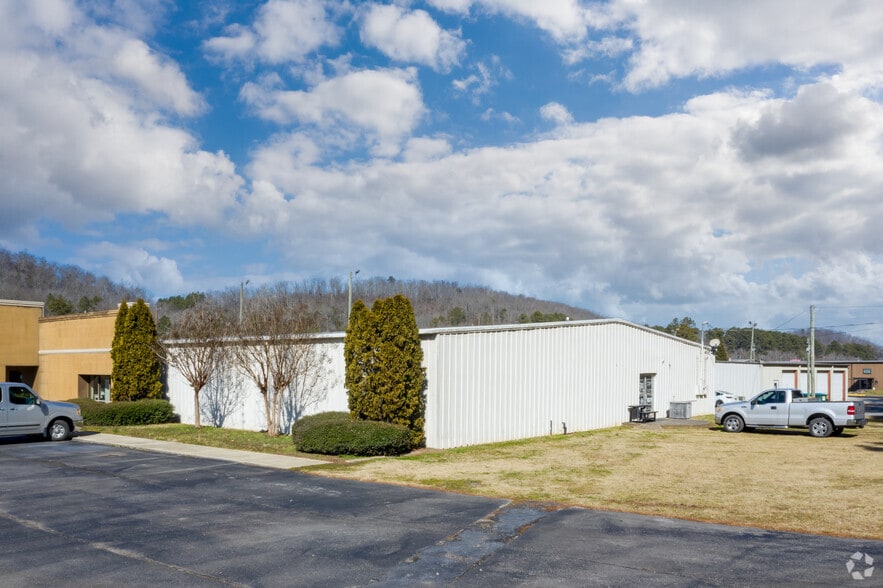 More Photos Of 2000 Clowdus Dr, Oneonta Freestanding For Sale