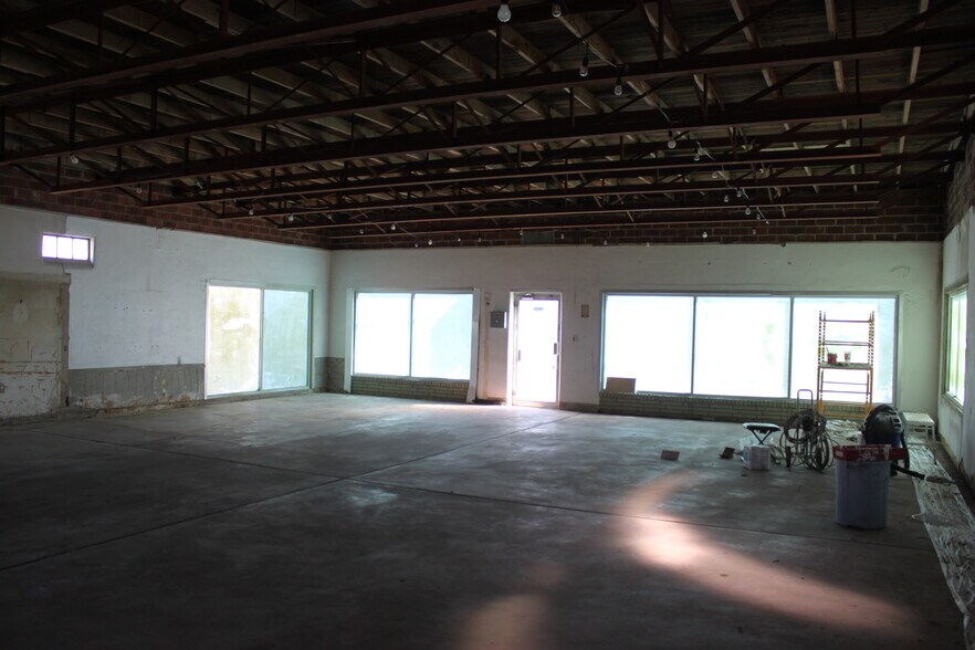 More Photos Of 1220 Mineral Wells Hwy, Weatherford Showroom For Sale