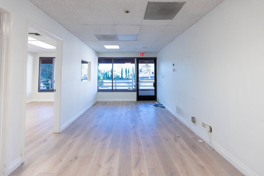 More Photos Of 23942-23945 Lyons Ave, Santa Clarita Storefront Retail Office For Lease