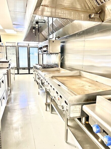 More Photos Of 1002 E Newport Center Dr, Deerfield Beach Flex For Lease