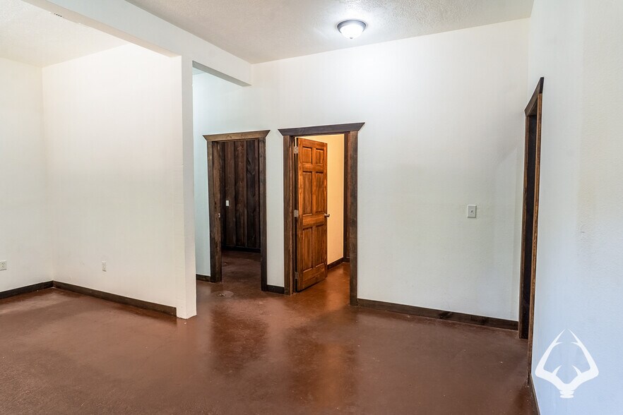 More Photos Of 205 N Wheeler Rd, Colmesneil Office For Sale