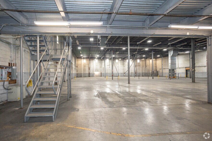 More Photos Of 11 E 2nd St, Mineola Warehouse For Lease