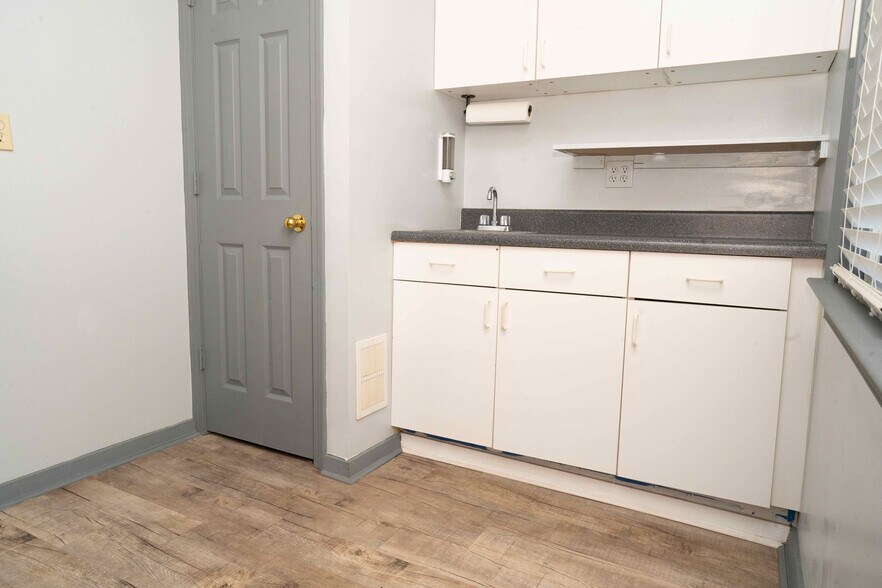 More Photos Of 232 SE Powers Ferry Rd, Marietta Office For Sale