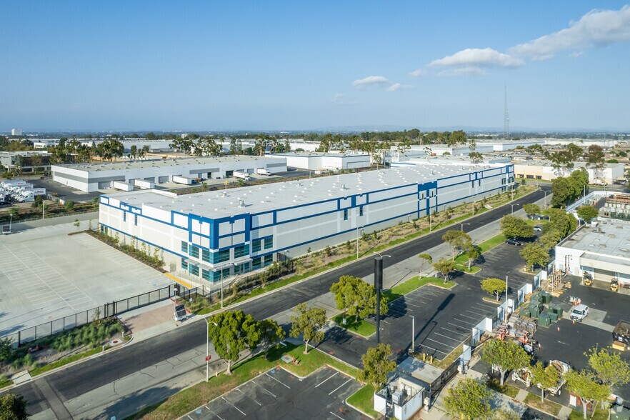 More Photos Of 2001 E Cashdan St, Compton Warehouse For Lease