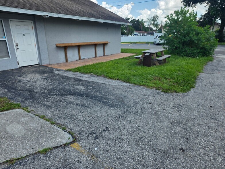 More Photos Of 2001 9th St, Bradenton Freestanding For Lease