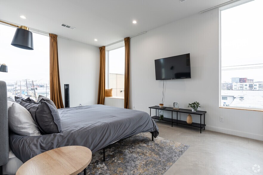 More Photos Of 707 W Commerce St, Dallas Apartments For Sale