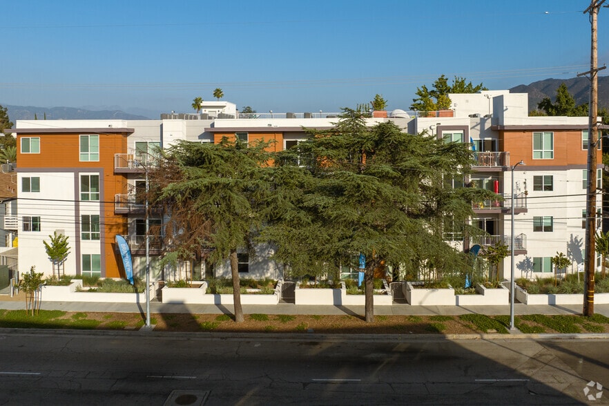 More Photos Of 10555 Bloomfield St, Toluca Lake Apartments For Sale