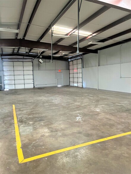 More Photos Of 4300 Garland Dr, Haltom City Warehouse For Lease