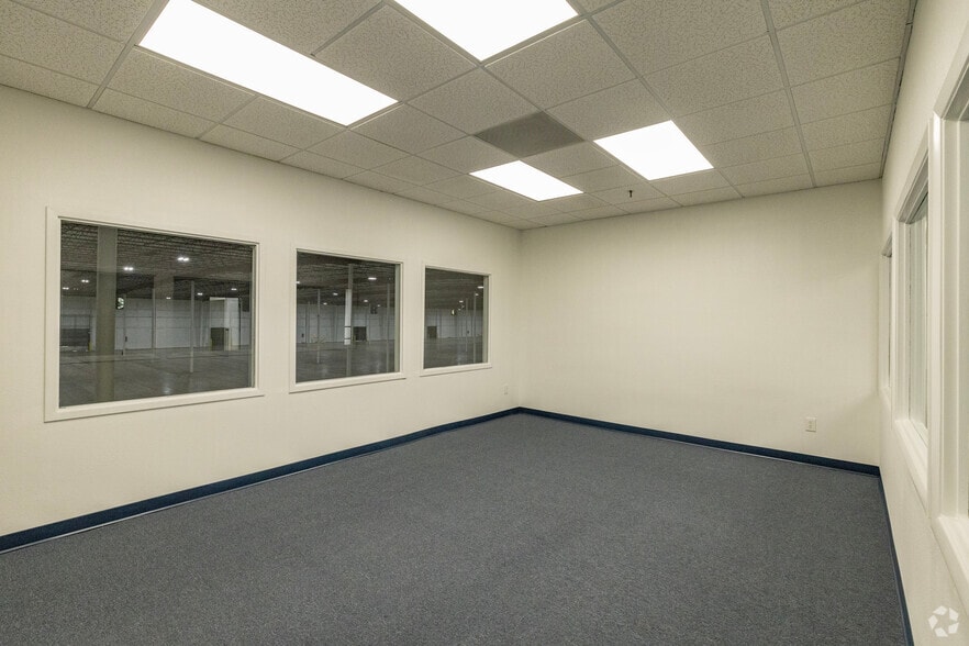 More Photos Of 6708 Harney Rd, Tampa Distribution For Lease