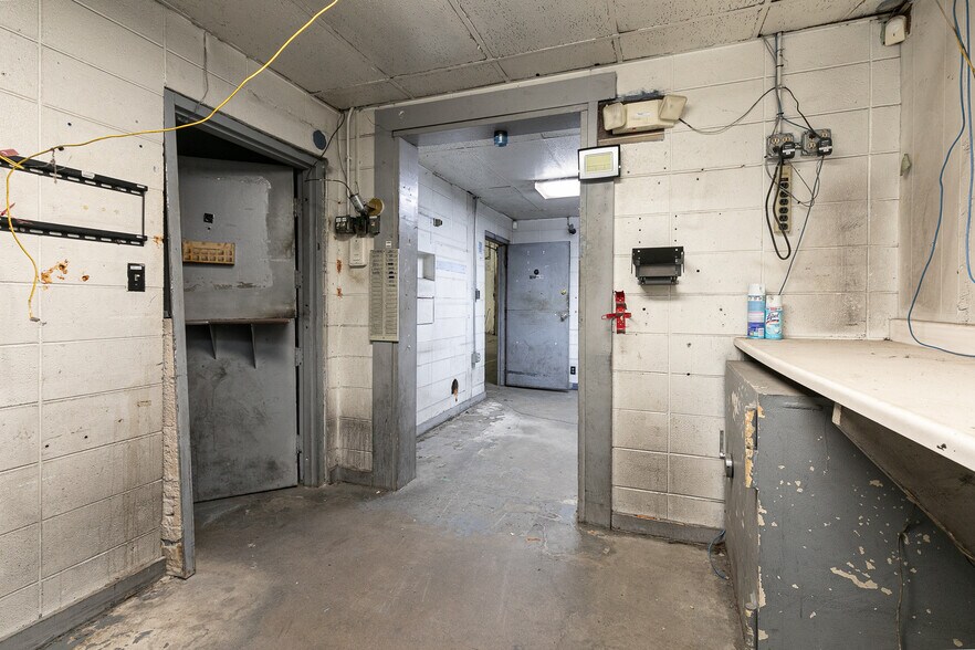 More Photos Of 530 W McDaniel St, Springfield Industrial For Lease