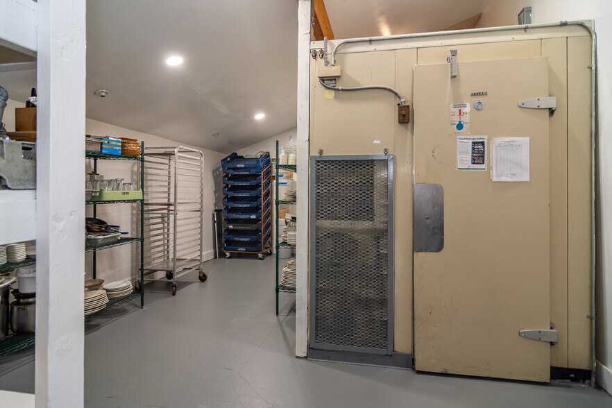 More Photos Of 115 NE Locust St, Oakland Restaurant For Sale