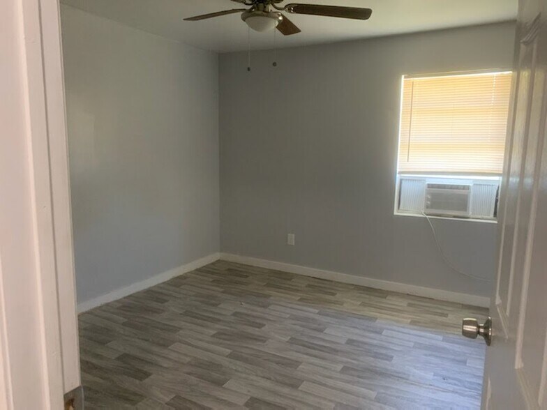 More Photos Of 800 W Washington St, Clarksville Apartments For Sale