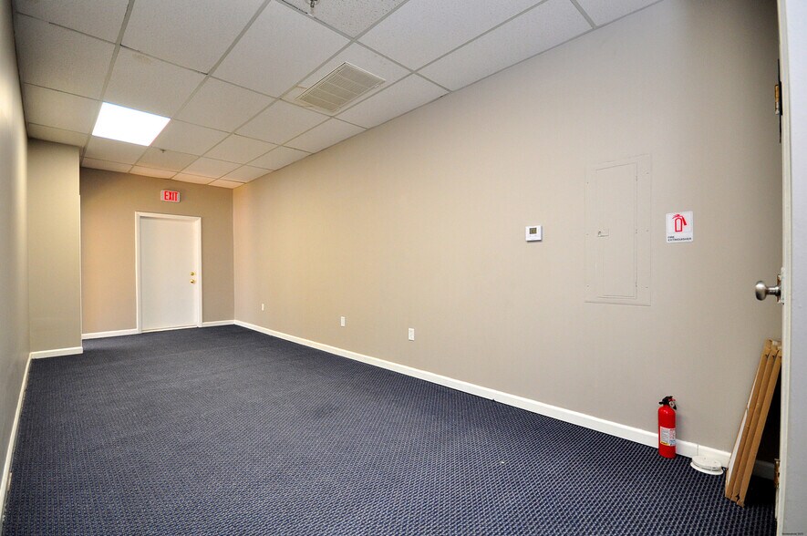 More Photos Of 75 Berlin Rd, Cromwell Medical For Lease