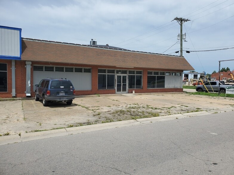 Primary Photo Of 302 Williams St, Fayetteville Flex For Sale