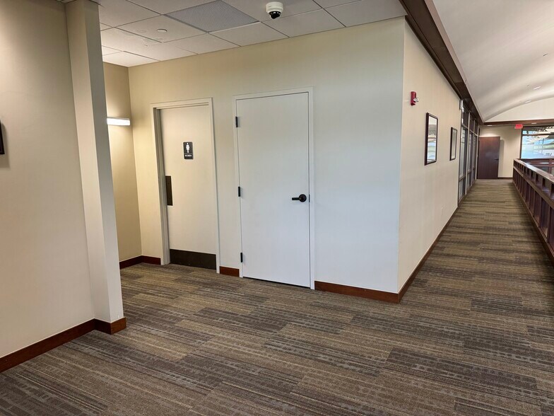 More Photos Of 109 Veterans Pky, Yorkville Office For Lease