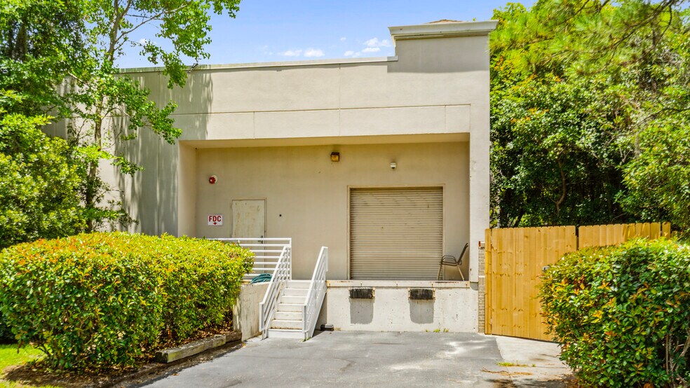 More Photos Of 2 Buckingham Plantation Dr, Bluffton Freestanding For Sale