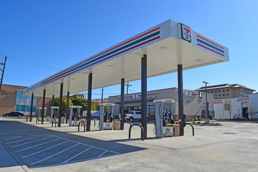 More Photos Of Live Oak & Washington, Dallas Convenience Store For Sale