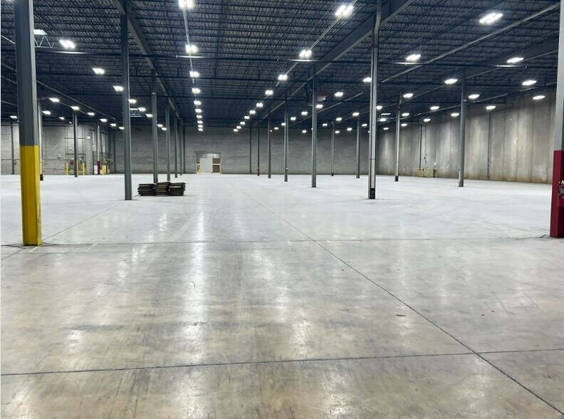 More Photos Of 1726-1850 Blackhawk Dr, West Chicago Distribution For Lease
