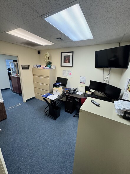 More Photos Of 19-21 Hazel Ter, Woodbridge Office For Lease