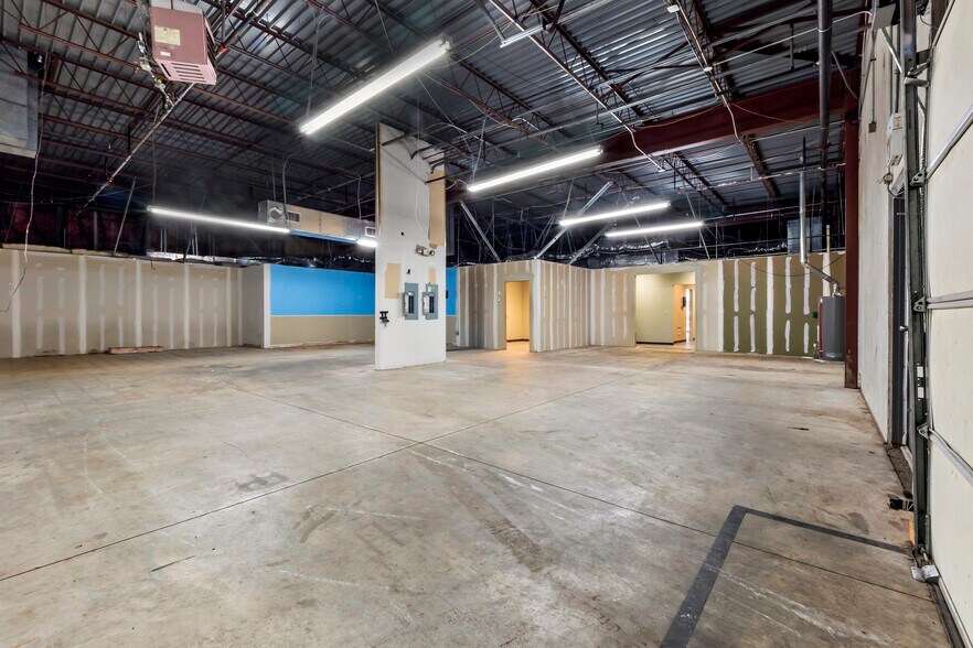 More Photos Of 200 S Quadrum Dr, Oklahoma City Light Manufacturing For Lease