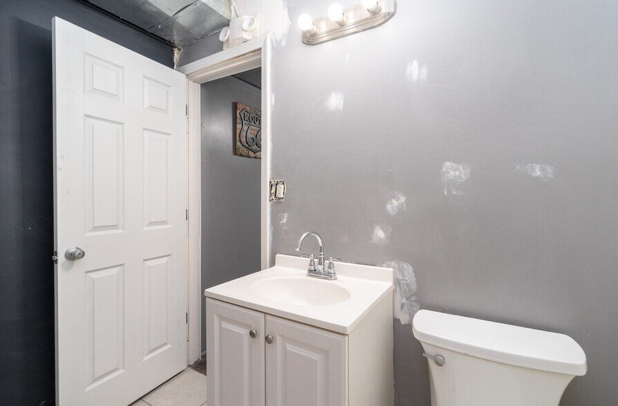 More Photos Of 3100 S Oak Park Ave, Berwyn Office For Sale