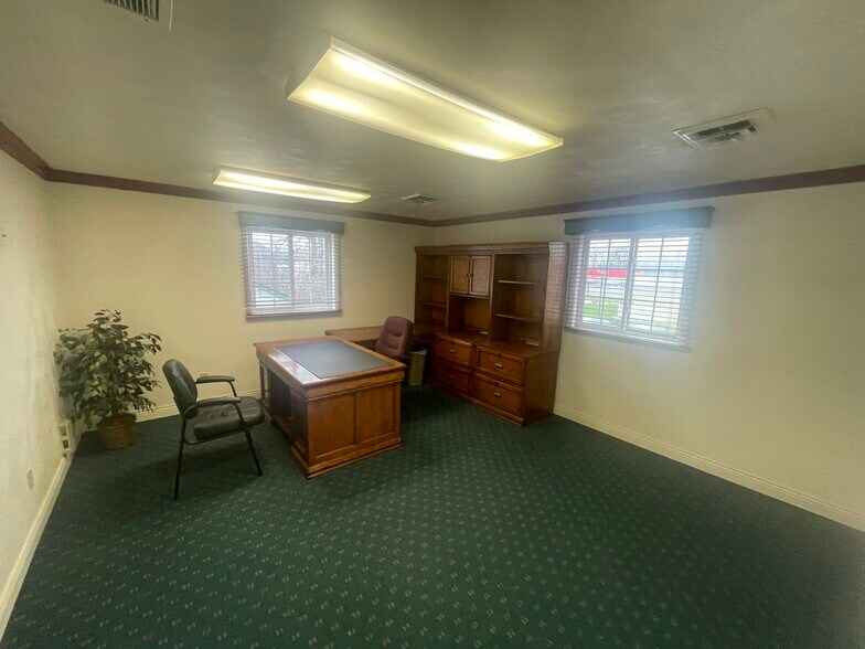 More Photos Of 630 S Green Bay Rd, Neenah Office For Sale