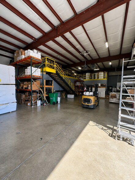 More Photos Of 319 Industrial Dr, Franklin Warehouse For Lease