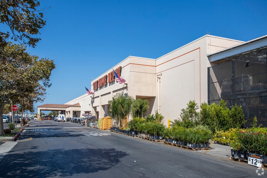 More Photos Of 525-695 Saturn Blvd, San Diego Unknown For Lease