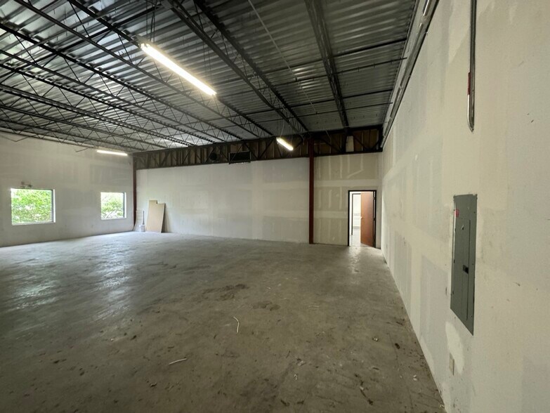 More Photos Of 4222 Gatecrest, San Antonio Light Distribution For Lease