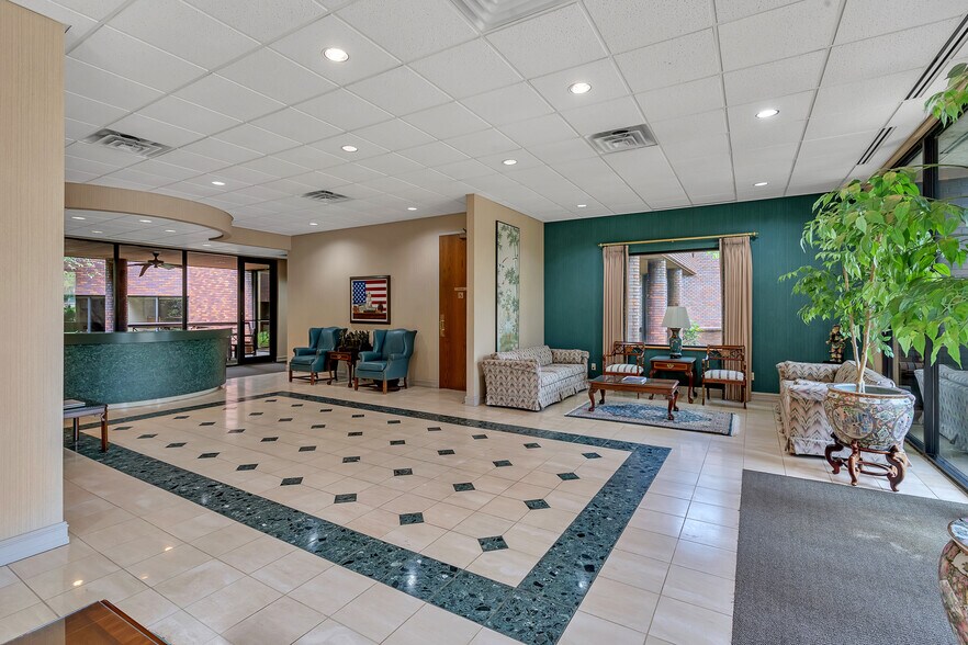 More Photos Of 400 W Houston St, Marshall Office For Sale