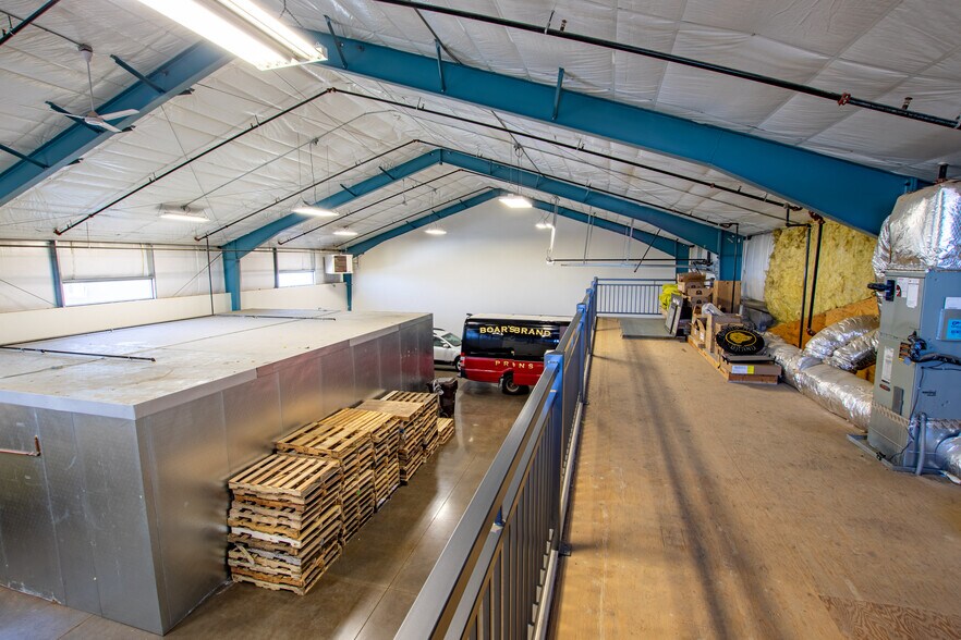 More Photos Of 692 N Aylor Ct, Sisters Warehouse For Lease