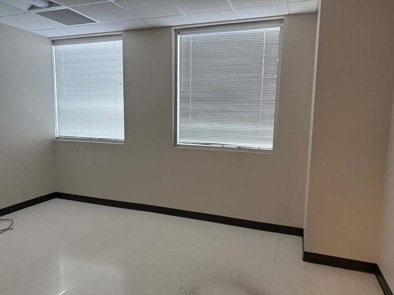 More Photos Of 1701 Veterans Dr, Florence Hospital For Lease