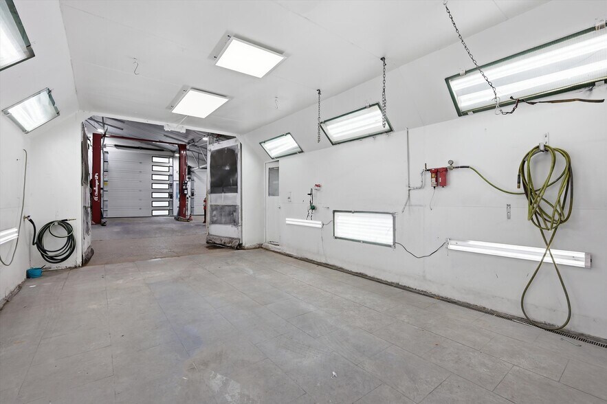 More Photos Of 7511 Leavenworth Rd, Kansas City Auto Repair For Sale