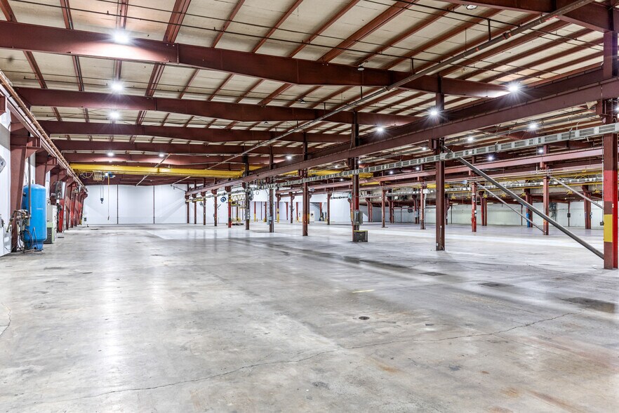 More Photos Of 1402 E Veterans Memorial Pky, Warrenton Manufacturing For Sale