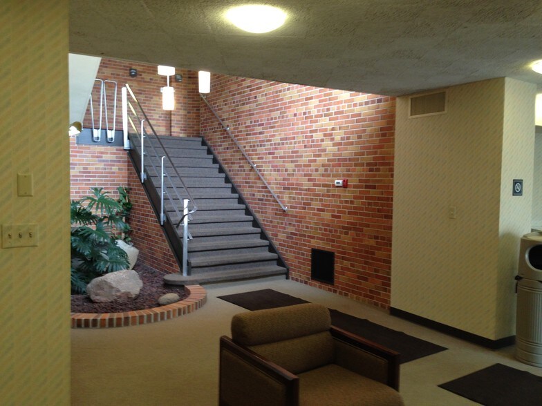 More Photos Of 101 W Edison Ave, Appleton Flex For Lease