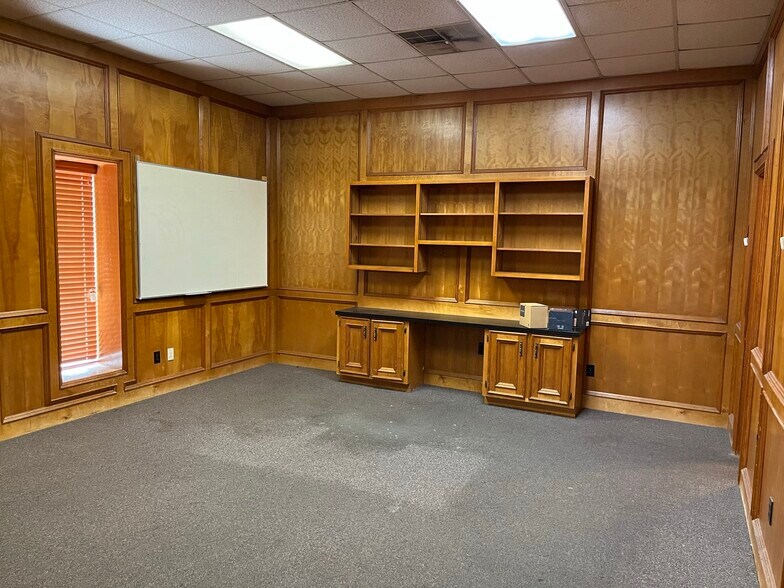 More Photos Of 107 E Austin St, Port Lavaca Distribution For Sale