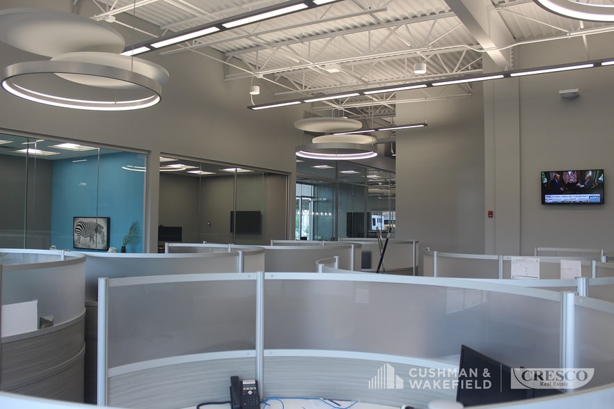 More Photos Of 33095 Bainbridge Rd, Solon Flex For Sale