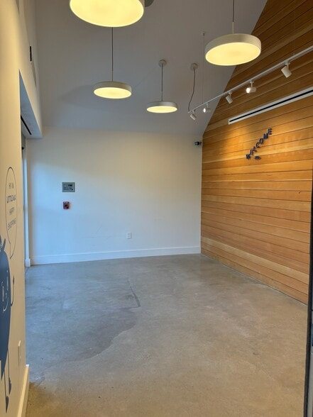 More Photos Of 600 E Putnam Ave, Cos Cob Freestanding For Lease