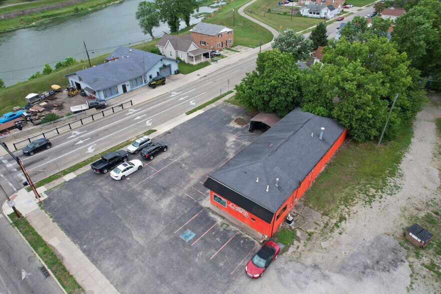 More Photos Of 140 S River St, Franklin Storefront For Sale