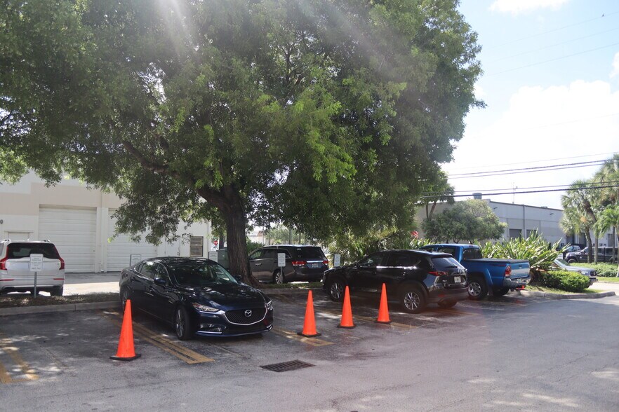 More Photos Of 7180-7194 SW 47th St, Miami Service For Sale