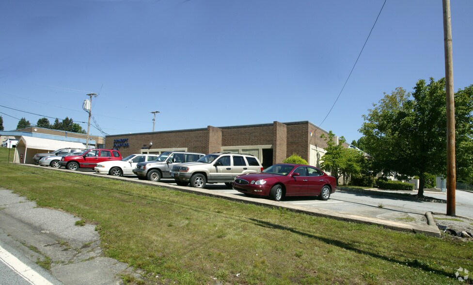 More Photos Of 1210 Hickory Chapel Rd, High Point Flex For Lease