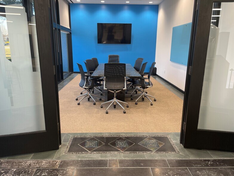 More Photos Of 7055 Old Katy Rd, Houston Showroom For Lease