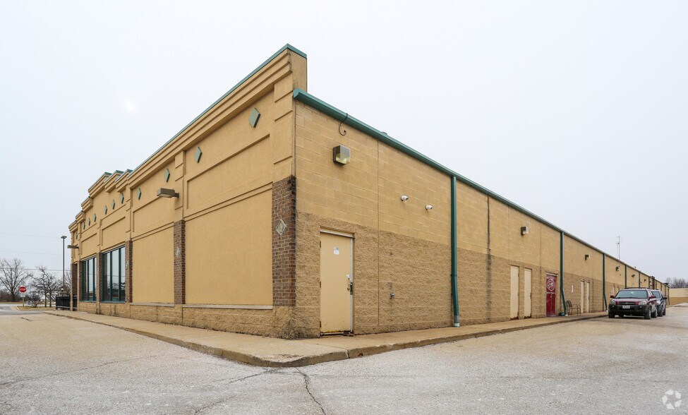 More Photos Of 1024-1060 E Commerce Blvd, Slinger Unknown For Lease