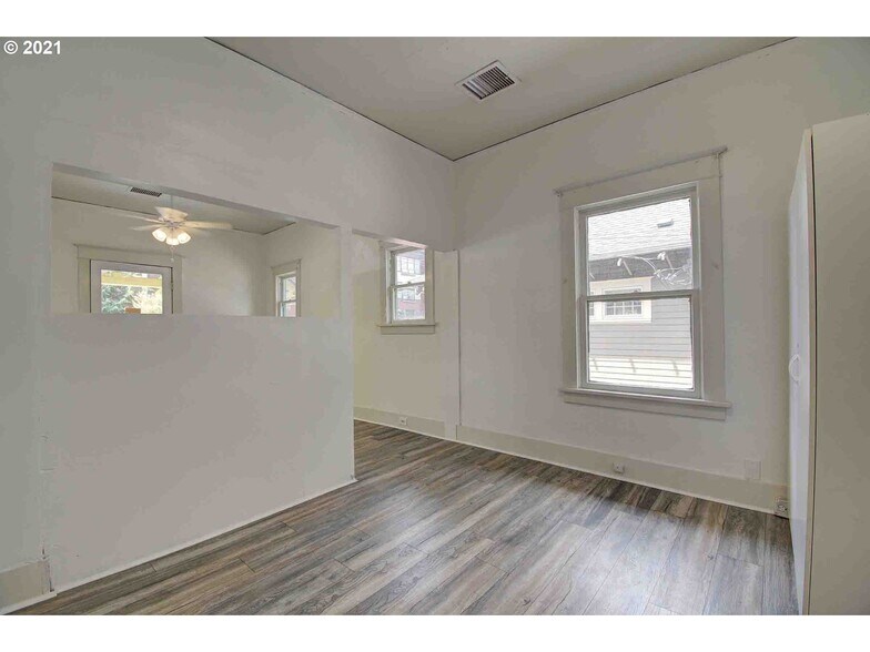 More Photos Of 4423 SE Hawthorne Blvd, Portland Office For Sale