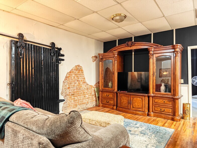 More Photos Of 121 N Poplar St, Paris Storefront Retail Residential For Sale