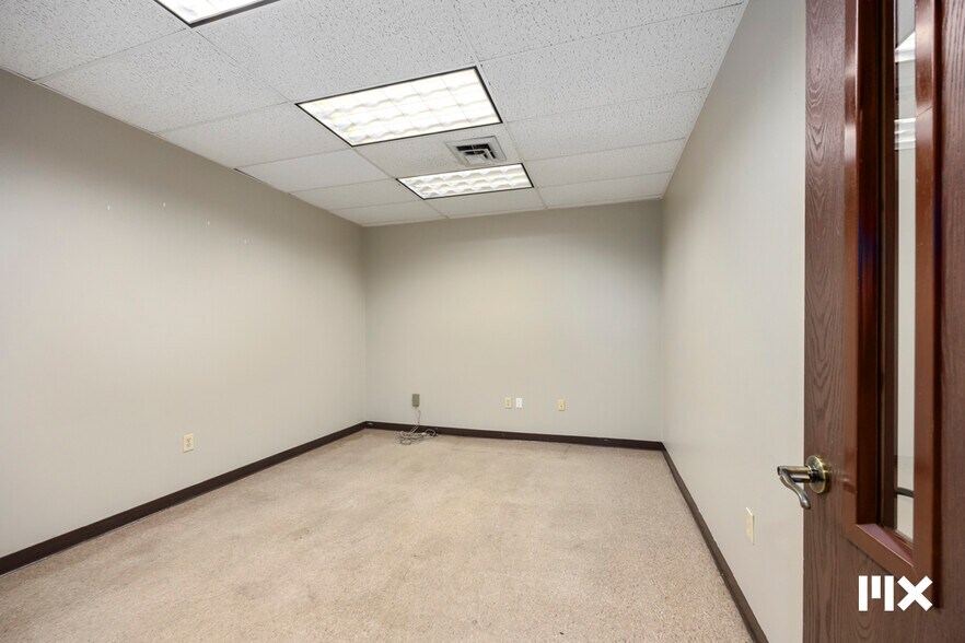 More Photos Of 21685 Northland Dr, Paris Distribution For Sale