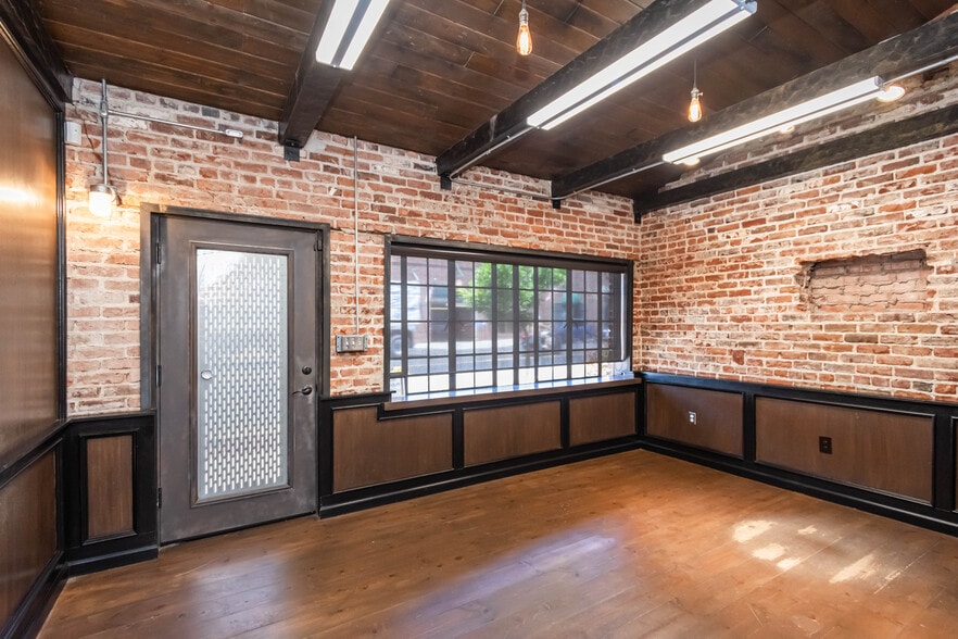 More Photos Of 453 Lincoln Blvd, Lincoln Freestanding For Sale
